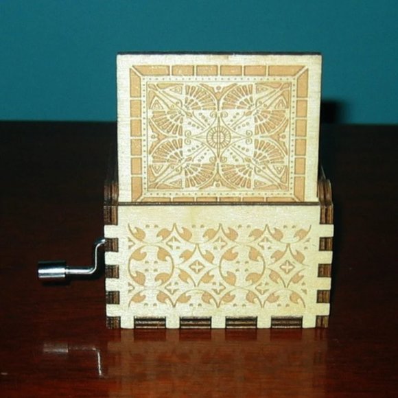 Mini TITANIC Hand Crank Music Box plays "My Heart Will Go On" Etched Wooden Box - Picture 8 of 8